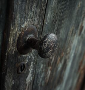 Astuces pour ouvrir une porte de chambre bloquée