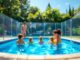 découvrez des conseils essentiels pour garantir la sécurité des enfants autour de la piscine durant les chaudes journées d'été et prévenir les accidents.