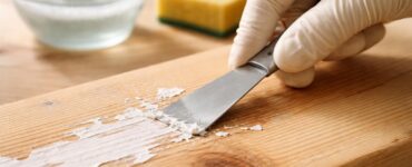 découvrez des méthodes efficaces et douces pour enlever la peinture sur du bois sans endommager la surface, afin de restaurer et protéger votre boiserie avec soin.