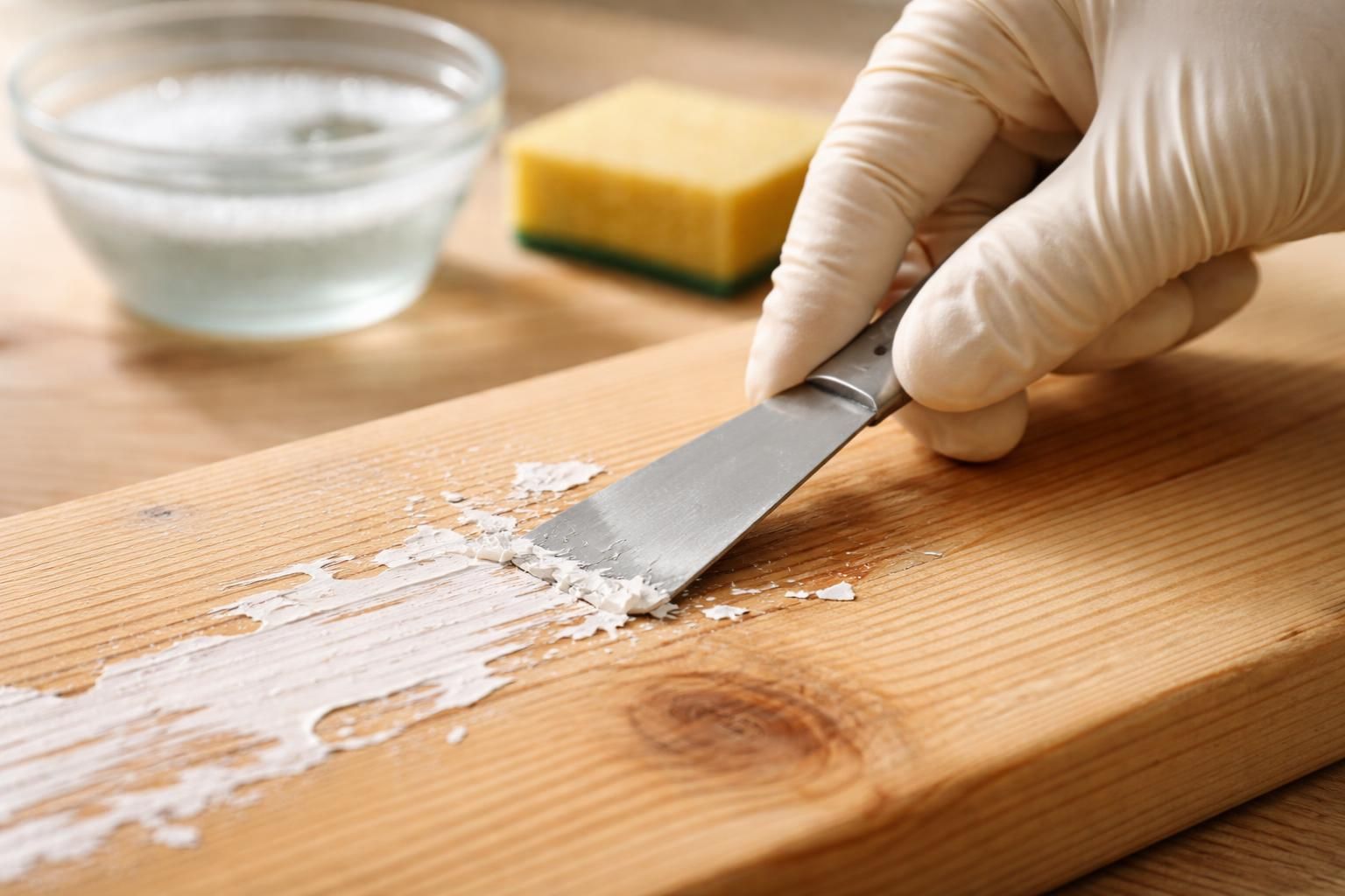 découvrez des méthodes efficaces et douces pour enlever la peinture sur du bois sans endommager la surface, afin de restaurer et protéger votre boiserie avec soin.