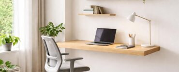 découvrez les avantages d'un plan de travail fixé au mur pour optimiser l'espace et le confort de votre bureau à domicile.