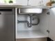 découvrez pourquoi bien raccorder l'évacuation du lave-vaisselle sur le siphon de l'évier est essentiel pour éviter les mauvaises odeurs, prévenir les fuites et assurer un fonctionnement optimal de votre installation.