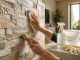 découvrez notre guide complet pour nettoyer efficacement les pierres de parement intérieur et préserver leur beauté naturelle.