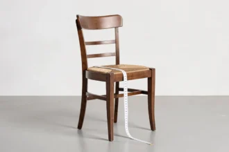 Chaise Standard en bois vue de trois quarts avec mètre ruban indiquant hauteur largeur et profondeur